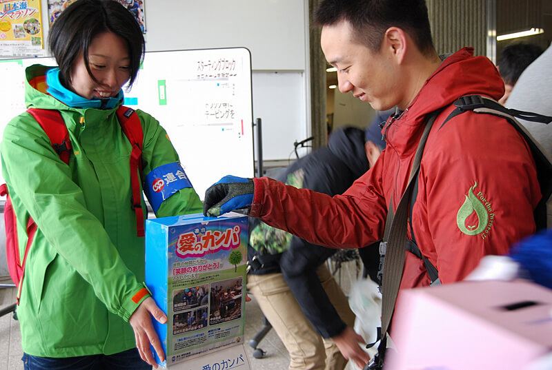 写真：九州地震災害に対する「救援カンパ」の様子01