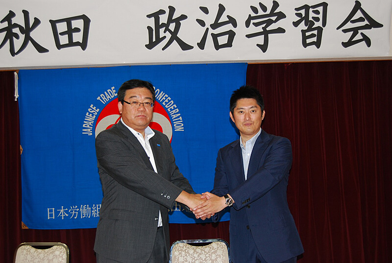 写真：連合秋田黒﨑会長と松浦大悟候補予定者の握手