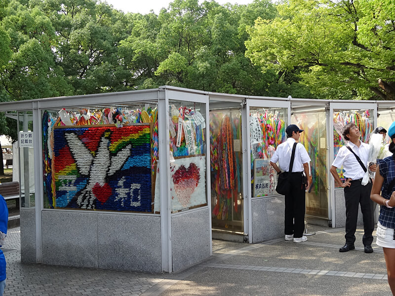 写真：平和公園・原爆ドームの折り鶴