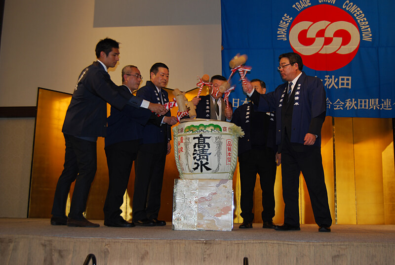 写真：工藤議長と各界代表者による祝い樽の鏡開き