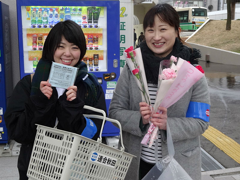 写真:カーネーションの花を配布01