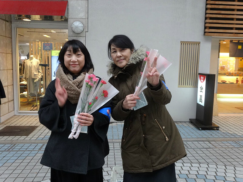 写真：カーネーションの花を配布02