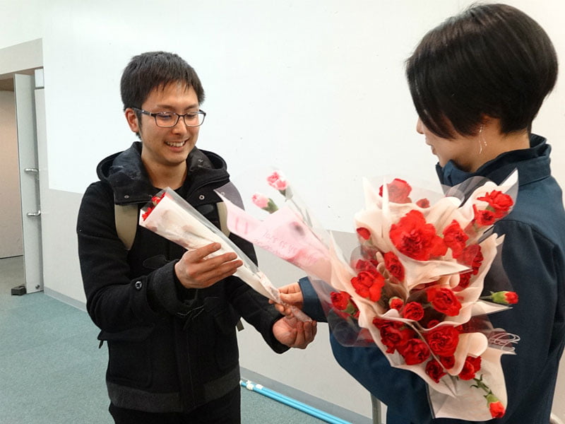 写真：カーネーションの花を配布04