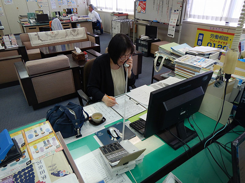 写真：「女性のための全国一斉集中労働相談ダイヤル～職場で悩むあなたを応援（サポート）します！～」で電話相談を受ける職員01