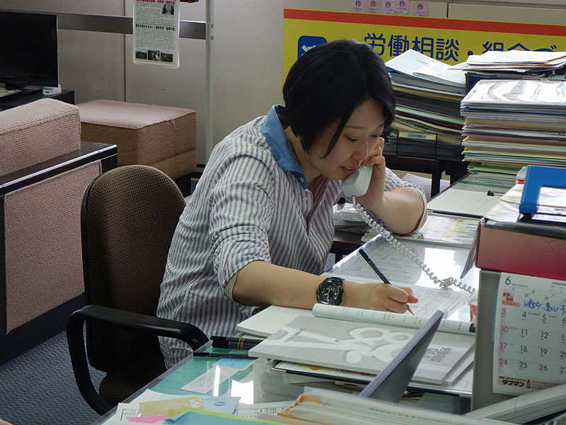 写真：「女性のための全国一斉集中労働相談ダイヤル～職場で悩むあなたを応援（サポート）します！～」で電話相談を受ける職員02