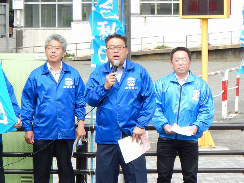 写真：街頭で街宣行動を展開する人々01