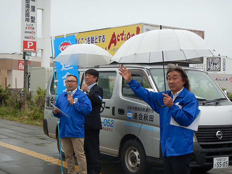 写真：街頭で街宣行動を展開する人々03