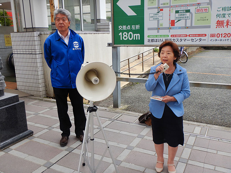 写真：街頭で街宣行動を展開する人々06