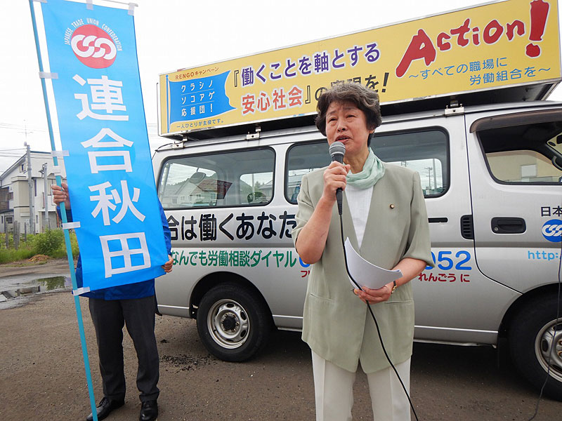 写真：街頭で街宣行動を展開する人々09