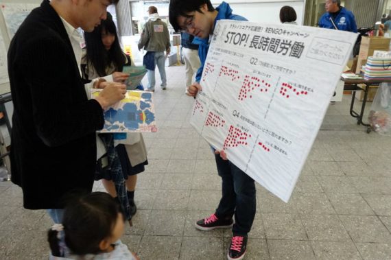 写真：秋田県中央メーデーの街頭アンケートの様子03