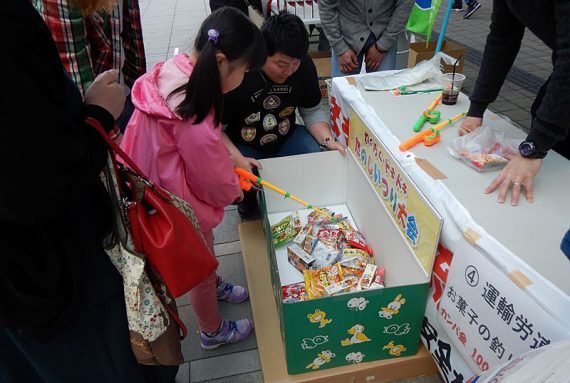 写真：お菓子の釣り大会